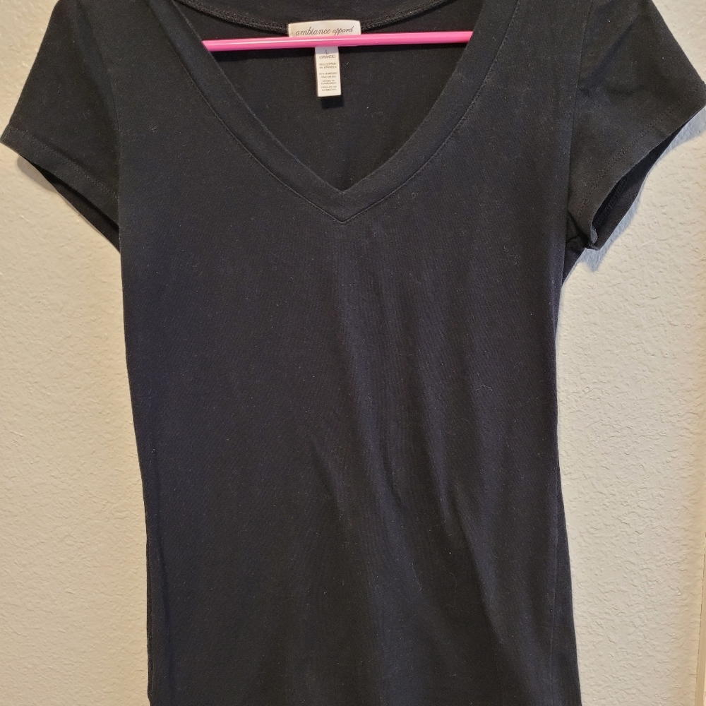 ❄️V neck black t-shirt